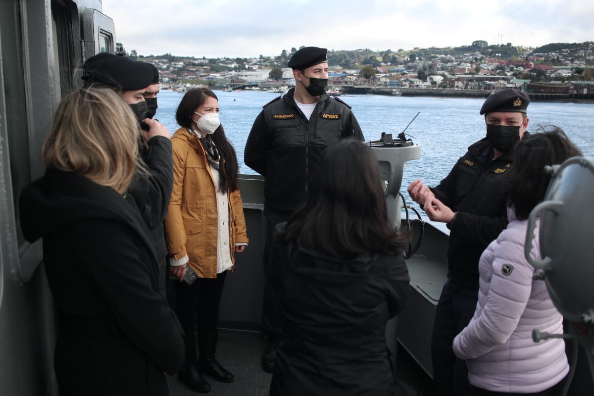 Armada_Chile's tweet photo. Comandante en Jefe de la #QuintaZonaNaval Contraalmirante Mauricio Arenas, junto a @dpr_loslagos Giovanna Moreira, visitaron el PMD "Cirujano Videla" en su primera ronda de este #MesDelMar
En esta oportunidad serán beneficiados los habitantes de #Mechuque
#ElMarDeTodos https://t.co/XNoXPLLTzI