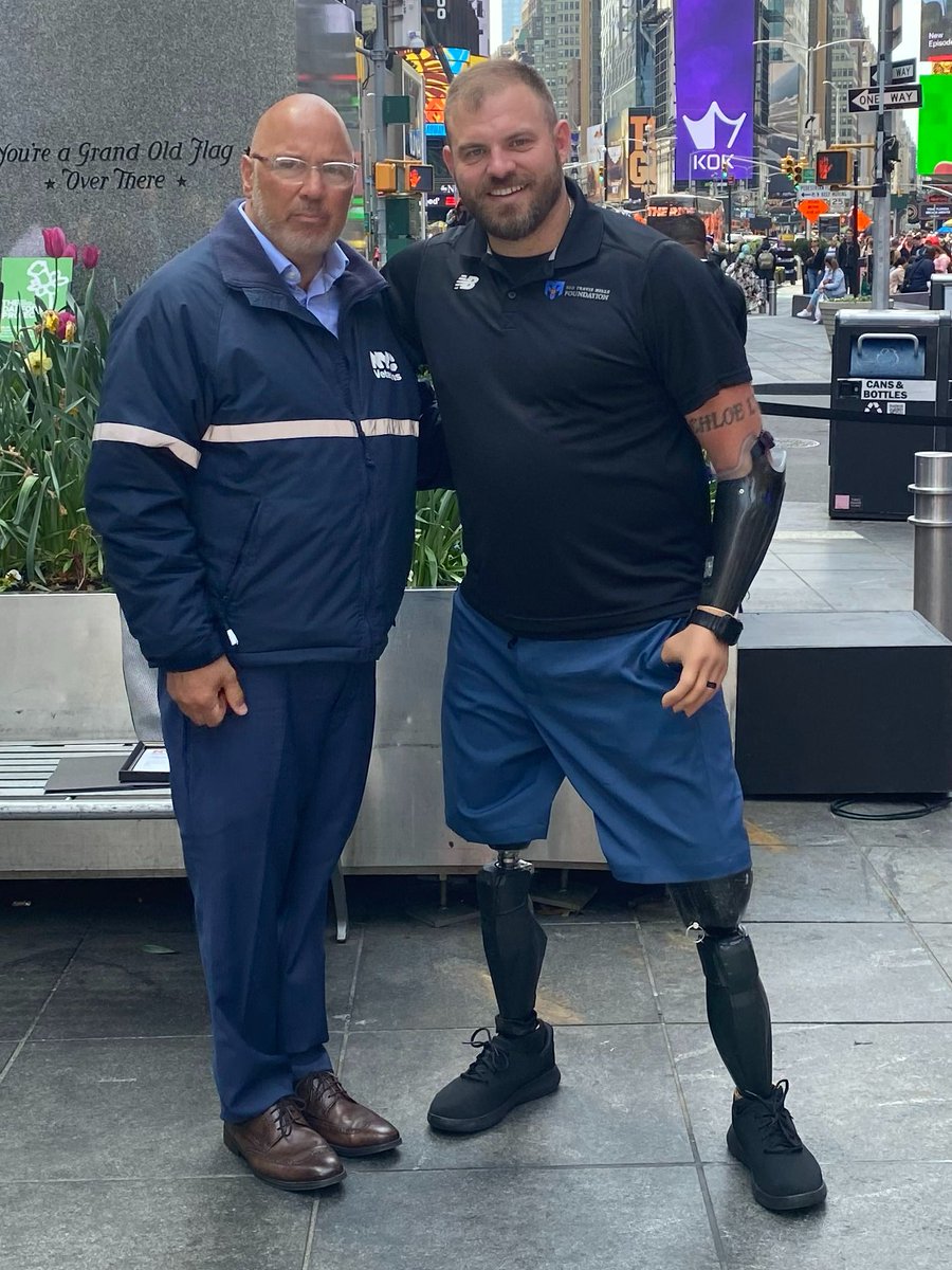 1/3 🧵 @ssgtravismills spent the 10th Anniversary of his “Alive Day” in New York City today! @nycveterans Deputy Commissioner Paul Vallone joined his celebration in Times Square to welcome him to #NYC & to thank him for his bravery.