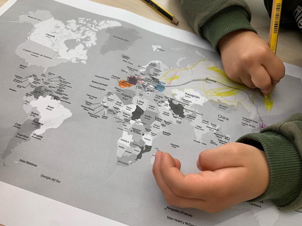 OctavioPazBCN's tweet photo. Sorgeixen nous reptes relacionats amb el sushi, aquest cop investiguem on és el país de la seva procedència i marquem en el mapa tots els països que hauríem de travessar per anar de Barcelona al Japó 🇯🇵 #projecteCUINES @consorciedubcn https://t.co/4MwDwLn6oz