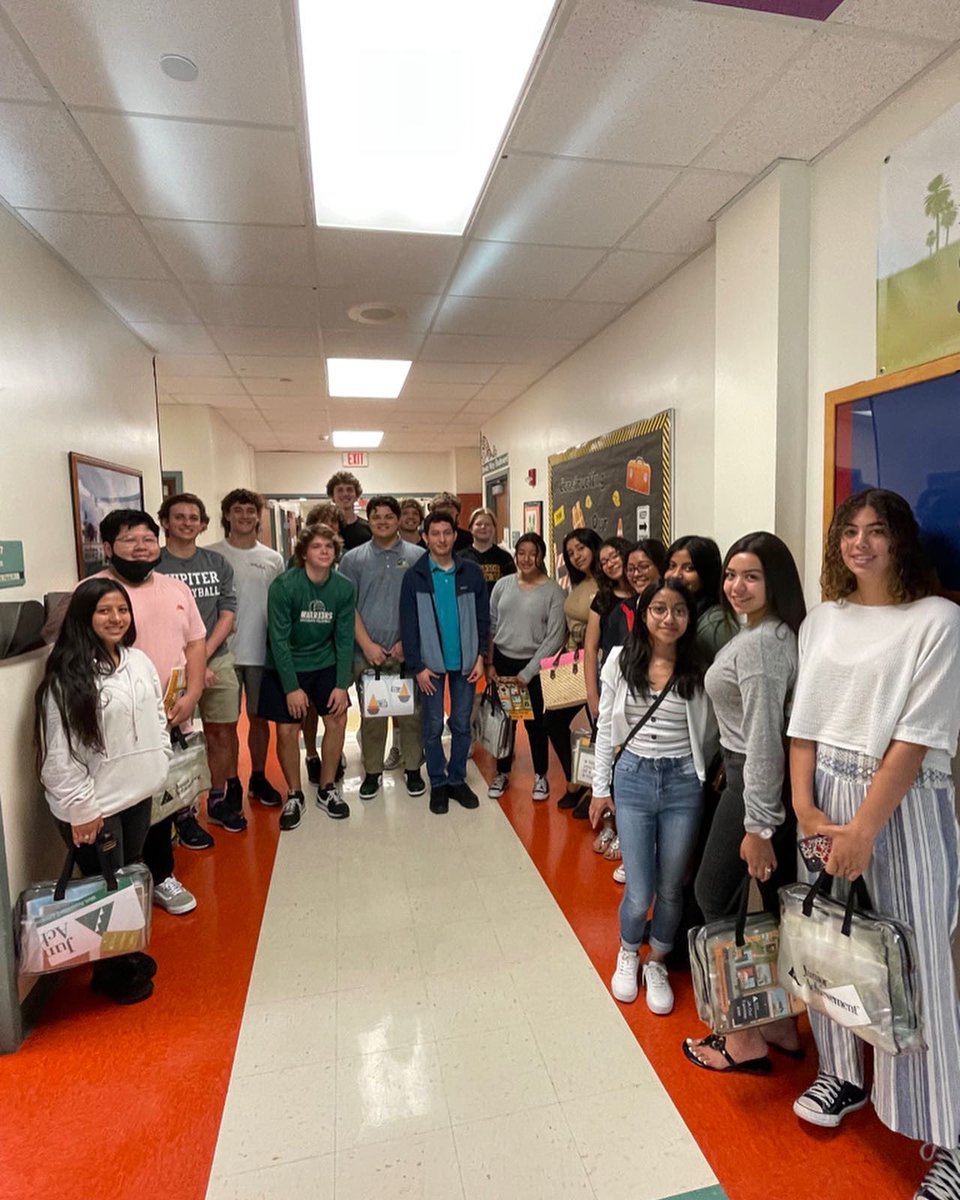JAofPBTC's tweet photo. The @jupiter_high Boys Volleyball team, and the Latinos in Action students became JA High School Heroes when they visited @JupiterElem! They taught JA Ourselves and JA Our Families to the kindergarten and first grade students who were extremely excited to have the visitors. https://t.co/zw9zwtXqLw