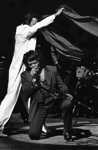 Adrianna_Black_'s tweet photo. James Brown's cape ritual was one of the most unforgettable pieces of showmanship in popular music, and the act never grew old, no matter how many thousands of times it was repeated.
#JamesBrown #DannyRay

James Brown - Please, Please, Please
https://t.co/TNSMcpHmvi https://t.co/GTcXaqzlTs