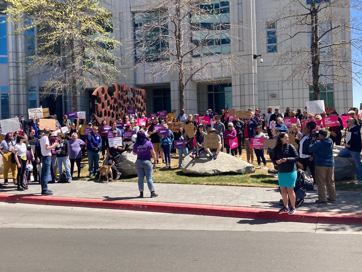 CampyNeighbor's tweet photo. Holy shit the nation is in trouble if Roe v Wade is overturned lol #Reno #FederalCourthouse https://t.co/nS09RjOfPv