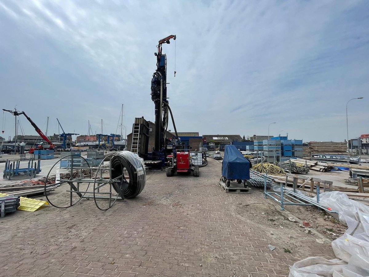 HooftmanGeo's tweet photo. Uitzichtje hoor. Bootjes en boren. Verse vis voor bij de lunch en dan even de zilte zeelucht opsnuiven #zeeland #wateenuitzicht #lekkerweer #aardwarmte #duurzaam #geothermie #nederlandisprachtig https://t.co/Lrd8LJQ2hS