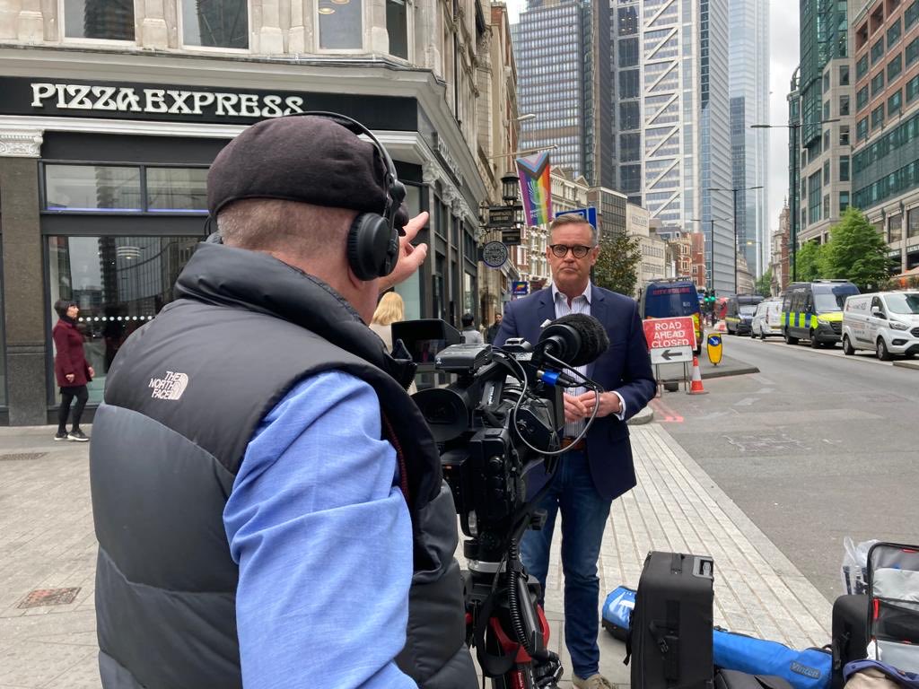 Another long day out &amp; about - this time here in #London putting this week’s show together. Had the lovely top team to help ⁦<a href="/peter_page/">Peter Page</a>⁩ &amp; ⁦<a href="/jonathanjosephs/">Jonathan Josephs</a>⁩ 
Always love working with these guys x