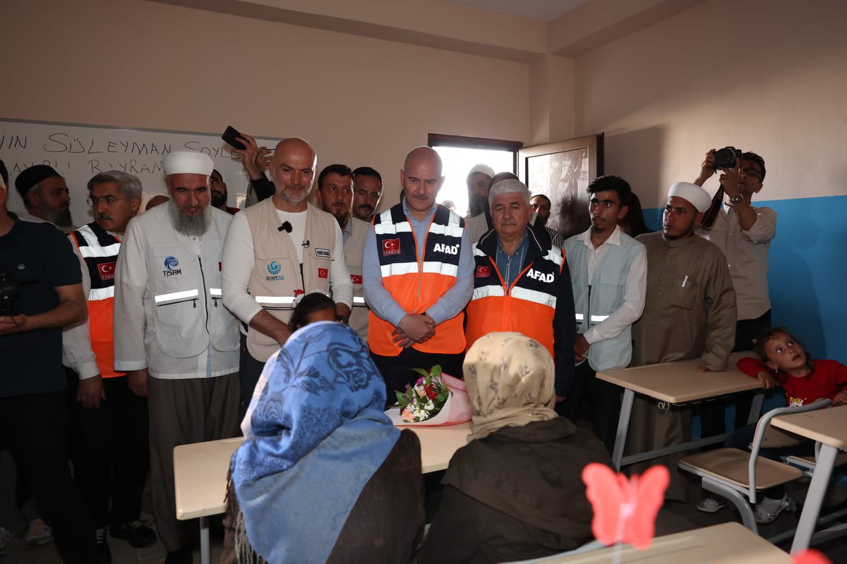 Bizim dinimiz, bizim inancımız bizlere, yetim başı okşamanın mükafatını her daim hatırlatmıştır... İdlib'in Killi bölgesinde, @KIYAMDER tarafından inşa edilen Yetim Köyünün açılışını gerçekleştirdik. Allah hayırlarını kabul eylesin