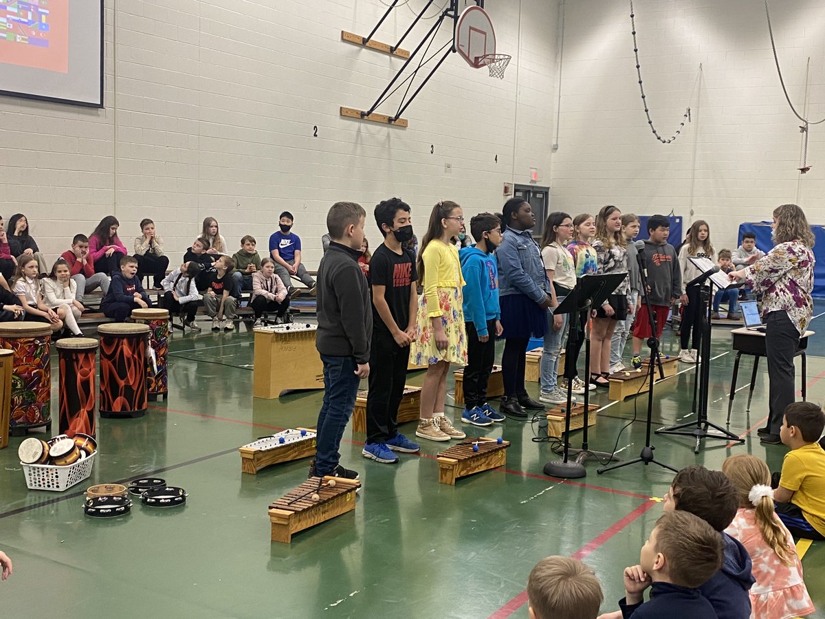 ccsd21poe's tweet photo. The 5th graders did a fabulous job performing at their music show this morning. Don't forget their is another performance tonight at 7pm in the Poe Gym! #21learns #look4thegood #silverlinings https://t.co/Vwzco1wBn0