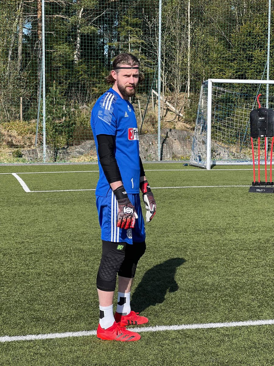 Melnichenko_99's tweet photo. Training process ⚽👐
.
.
.
#selsport #teamselsport #cleansheet #safehands #goalkeepergloves #football #keeperlife #goalkeeper #lysekloster #norway #melnichenko https://t.co/BY40iKOJl4