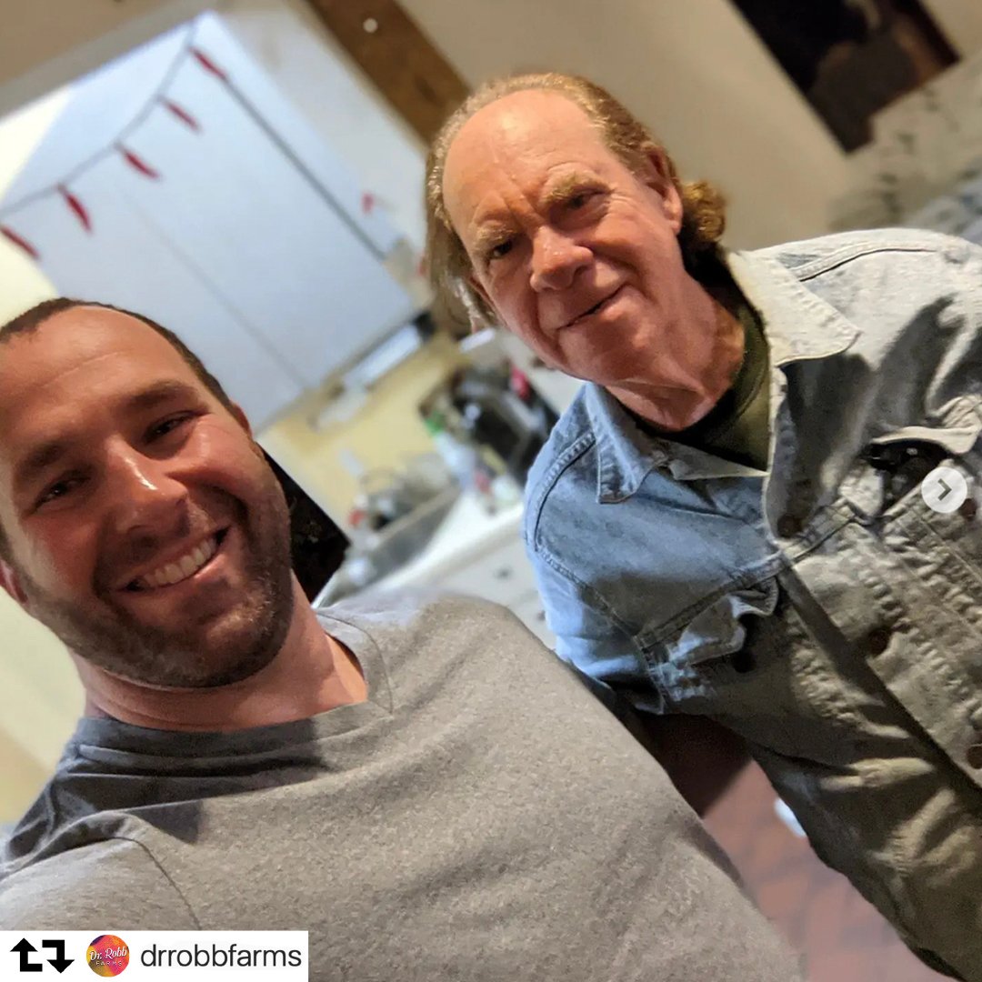 gGROhort's tweet photo. If you've got serious questions about cannabis cultivation, these 2 guys have the answers. @drrobbfarms and @edrosenthal240 are two of the brightest minds in cannabis, and we're proud to say they both recommend gGRO. https://t.co/7PJR4o9fWt