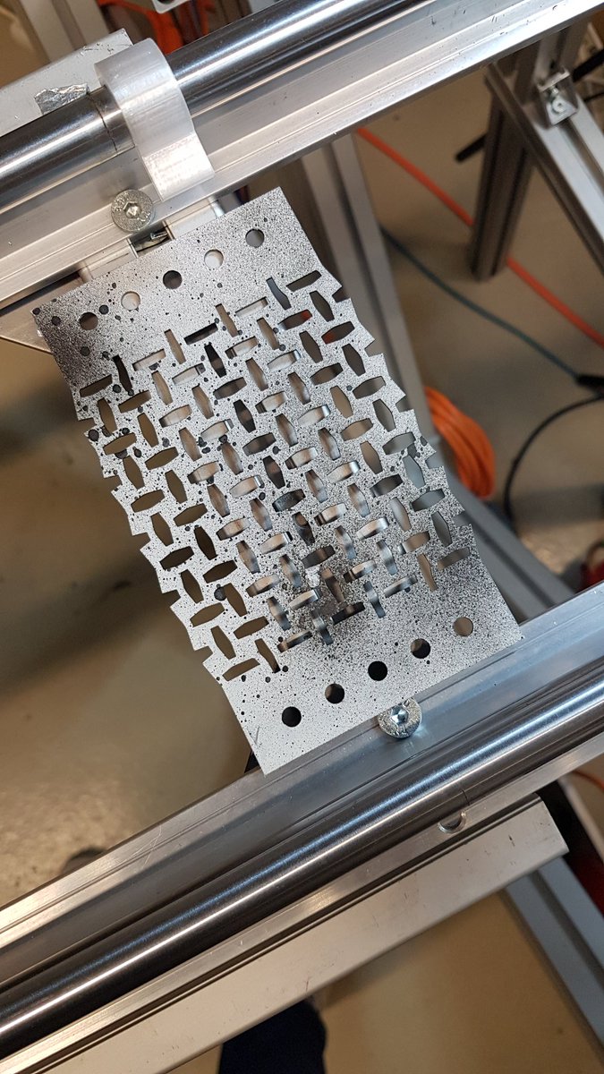 Cool experiment at <a href="/Saar_Uni/">Universität Saarland</a> during nwt3 <a href="/EtnThread/">THREAD_ETN 🇪🇺</a>. The #auxetic structure is a negative Poisson's ratio #metamaterial. Due to the periodic lattice structure, the global behaviour in tension results in bulging in lateral direction. Thanks to Sudhanva for explaining the details!