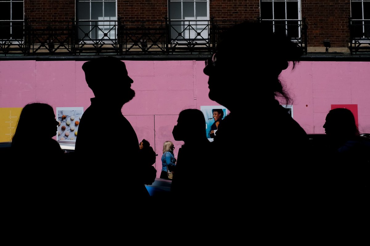swedeemum's tweet photo. Colourful Tuesday #londonwestend #streetphotography #womeninstreet #candidshot #primecolours #everyclicktellsastory #citylife https://t.co/5ixRCMXXpl