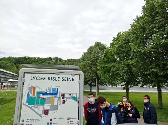 CollegeEurope27's tweet photo. Nos 🚸 de 33 engagés dans le concours #ChallengEure visite l'entreprise #Nacelles @SAFRAN et au passage le @LPrisleseine
#ParcoursAvenir
@ac_normandie @dsden27 https://t.co/GhT12UxsPs