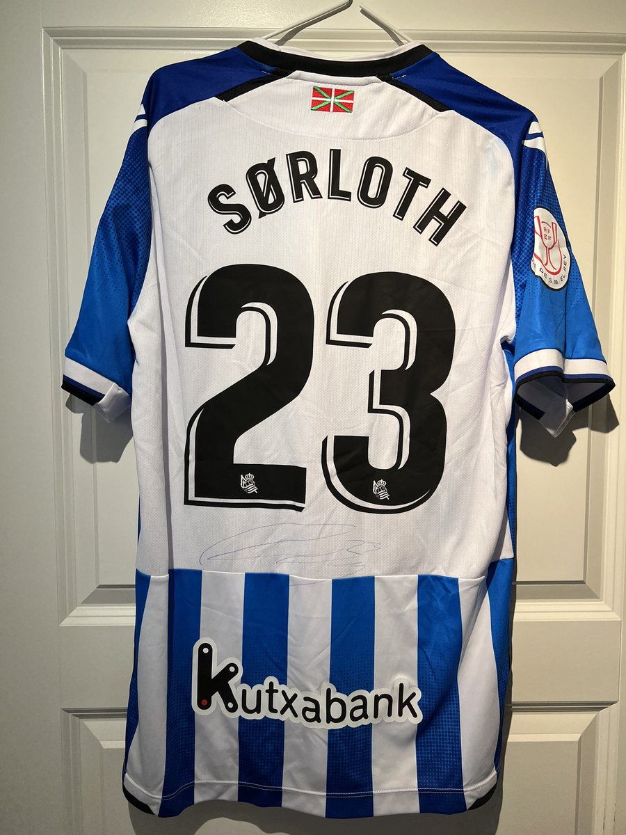 ErlingKor's tweet photo. Alexander Sørloth har donert en signert Real Sociedad drakt til inntekt for sanserom og handicap tilpasset bolig til Melina. Håper du eller din bedrift har lyst å by på denne for en god sak ❤️

https://t.co/N72wJpPBsF https://t.co/EvG6a3PBFK