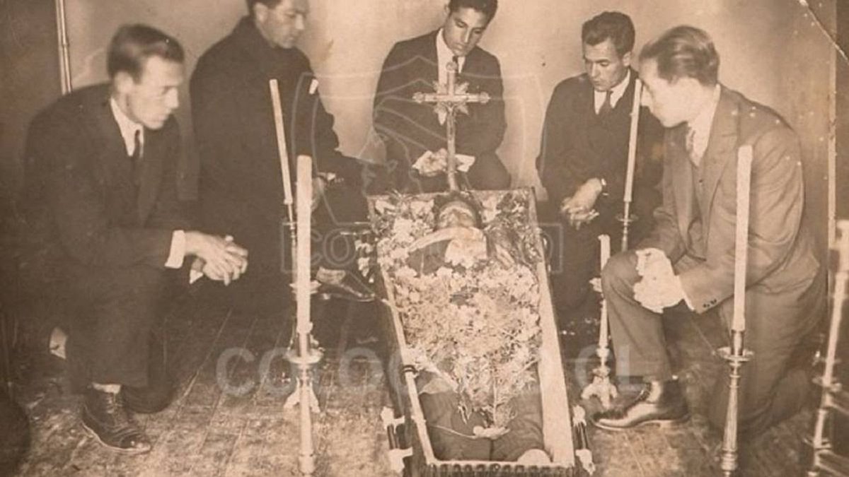 EddyMarchant's tweet photo. [Hilo] Especial muerte David Arellano
🤍🖤👏🏽

Hace 95 años, fallecía en Valladolid, nuestro mártir y fundador David Arellano Moraga. Abro hilo... https://t.co/5ZXlr7Hty3
