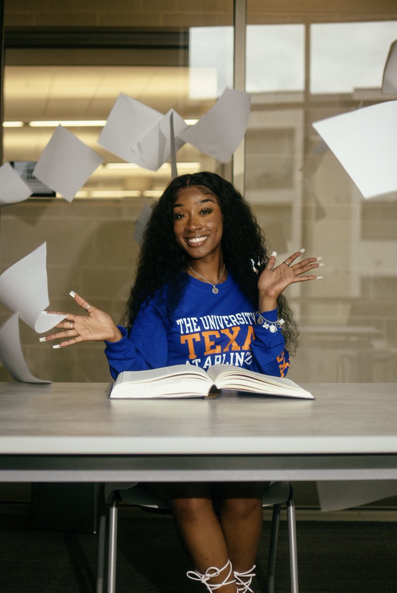 BeingLexieKay's tweet photo. Done with the B.S. 🥳

✅ B.S. in Exercise Science
✅ Black Student Association Exec
✅ Ms. BSA
✅ Magna Cum Laude
✅ Honors College Graduate
✅ Deans List

And I did it all in 3 years, May 12th, 7pm wya? https://t.co/7k4NAgVSZN