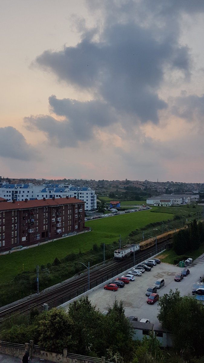 Apez140's tweet photo. #Ratos
De un #Cochero vacío de @Renfe que surca las vías de la nuestra Ensenada en su #Demanda de la Meseta @rahepla.
Con él te mandamos Abrazos y Besos de Hada Capitán de Tierra junto con nuestros mejores deseos de siempre Buena Vía...🧚♂️😎 https://t.co/ffI9vNukZb