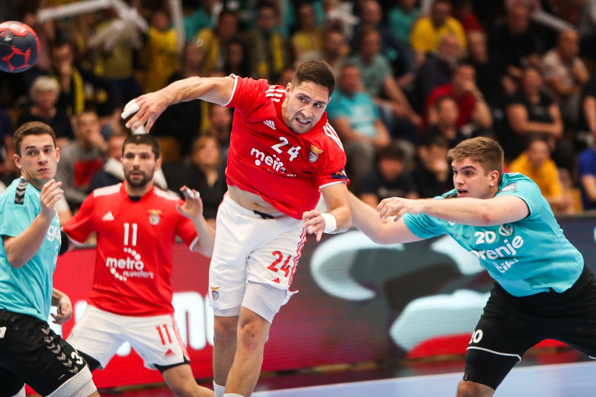 ehfel_official's tweet photo. REVIEW: Read how @SLBenfica held off a challenge by @GorenjeVelenje to comfortably qualify for the #ehffinals Men ⬇
#ehfel #morehandball #moregoals
https://t.co/LYlS9Eysq2 https://t.co/1txtQ4nWwA