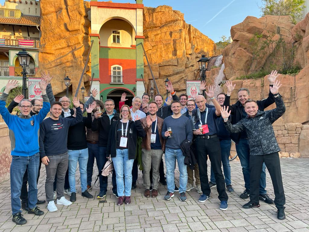 #orclAPEX Meetup Frankfurt &amp; Fans grüßen heute von der #APEXconn22 im #Phantasialand! ☀️🇲🇽😘