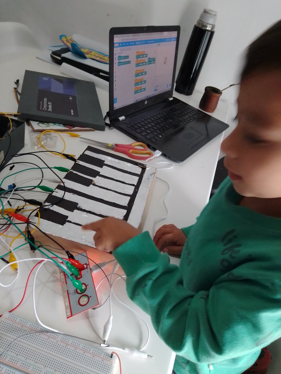 Con mi pequeño empezamos a armar un piano. Él es fanático de los cables, por lo que se copó haciendo la conexiones.