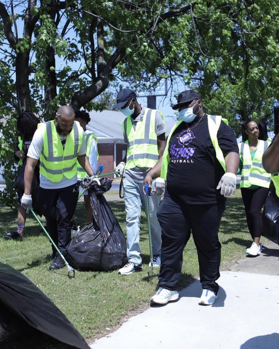 hitmen7v7's tweet photo. Took some time away from football to help serve our local community. We joined #trufoundation #thebbf #kbotchey to help clean up a local neighborhood. It’s our belief that it’s more than football for these young men, so we all do our part to better our community #HitmenService https://t.co/W9XKN2w44E