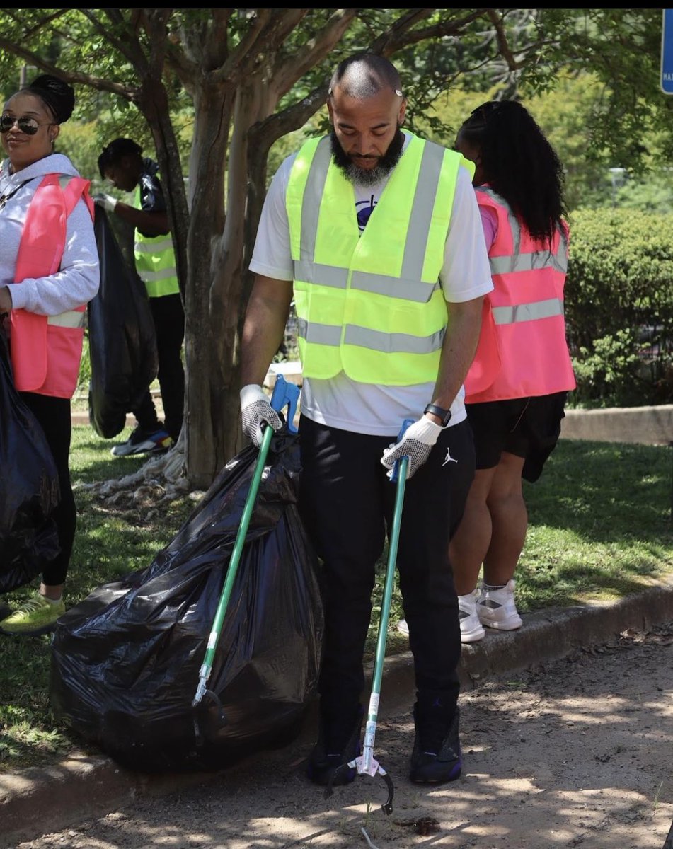 hitmen7v7's tweet photo. Took some time away from football to help serve our local community. We joined #trufoundation #thebbf #kbotchey to help clean up a local neighborhood. It’s our belief that it’s more than football for these young men, so we all do our part to better our community #HitmenService https://t.co/W9XKN2w44E