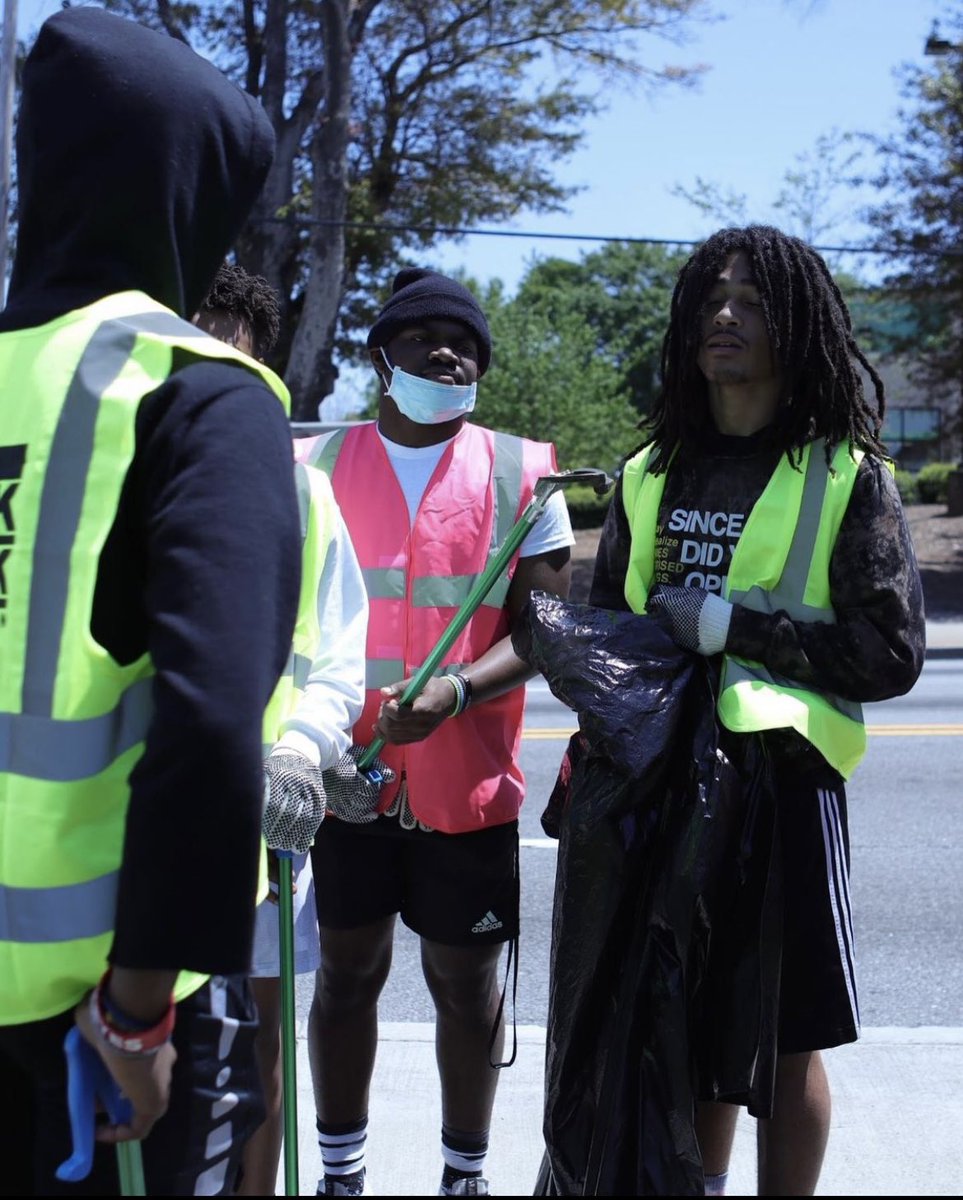 hitmen7v7's tweet photo. Took some time away from football to help serve our local community. We joined #trufoundation #thebbf #kbotchey to help clean up a local neighborhood. It’s our belief that it’s more than football for these young men, so we all do our part to better our community #HitmenService https://t.co/W9XKN2w44E