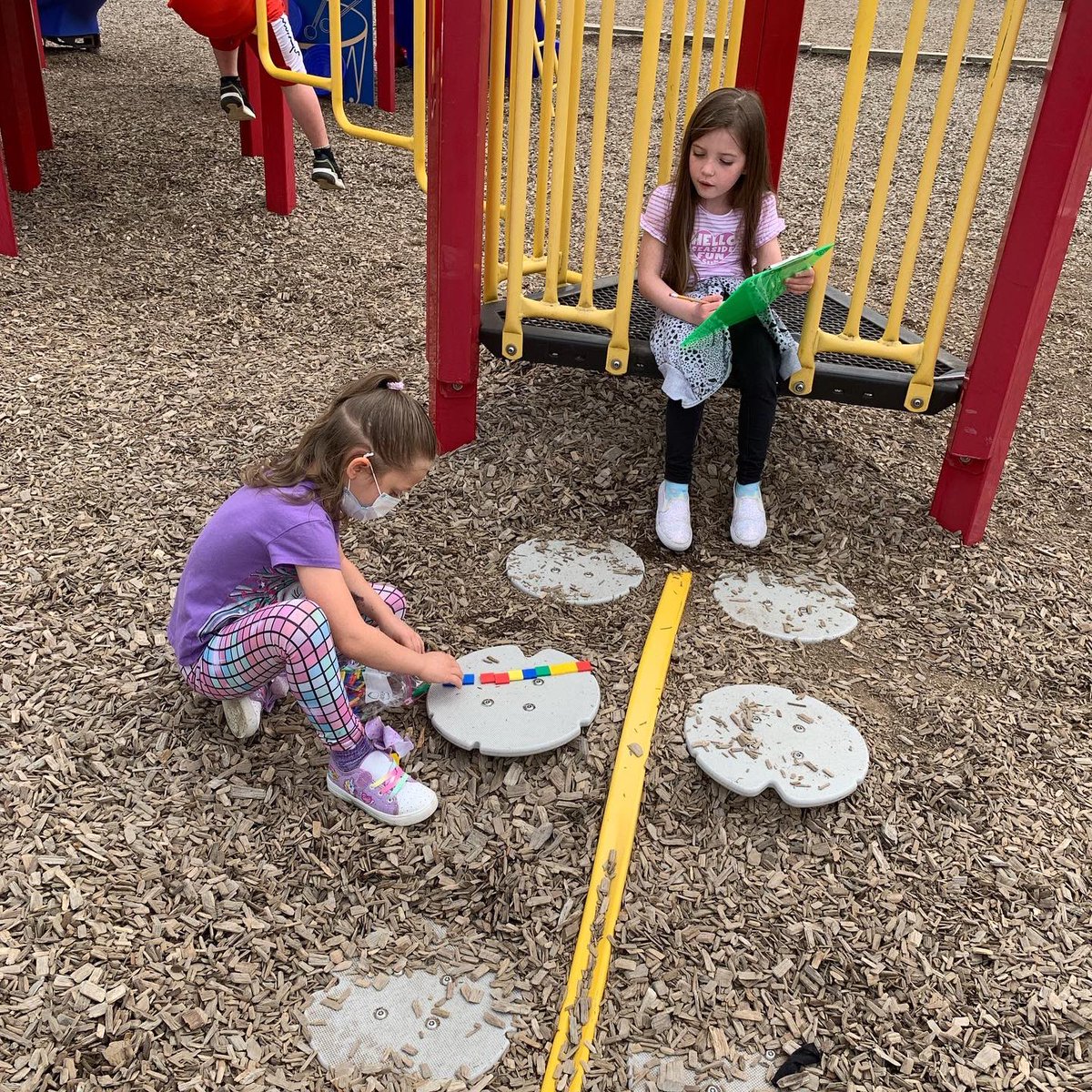 MylanPatriots's tweet image. 📏 Mrs. Mallow’s 1st Graders took their math outside today to investigate and measure with non-standard units of measure! #mylanpatriots #math4lifewv @MCSDoesSumMath @Monongalia_Co @WVEducation @MonongaliaElem