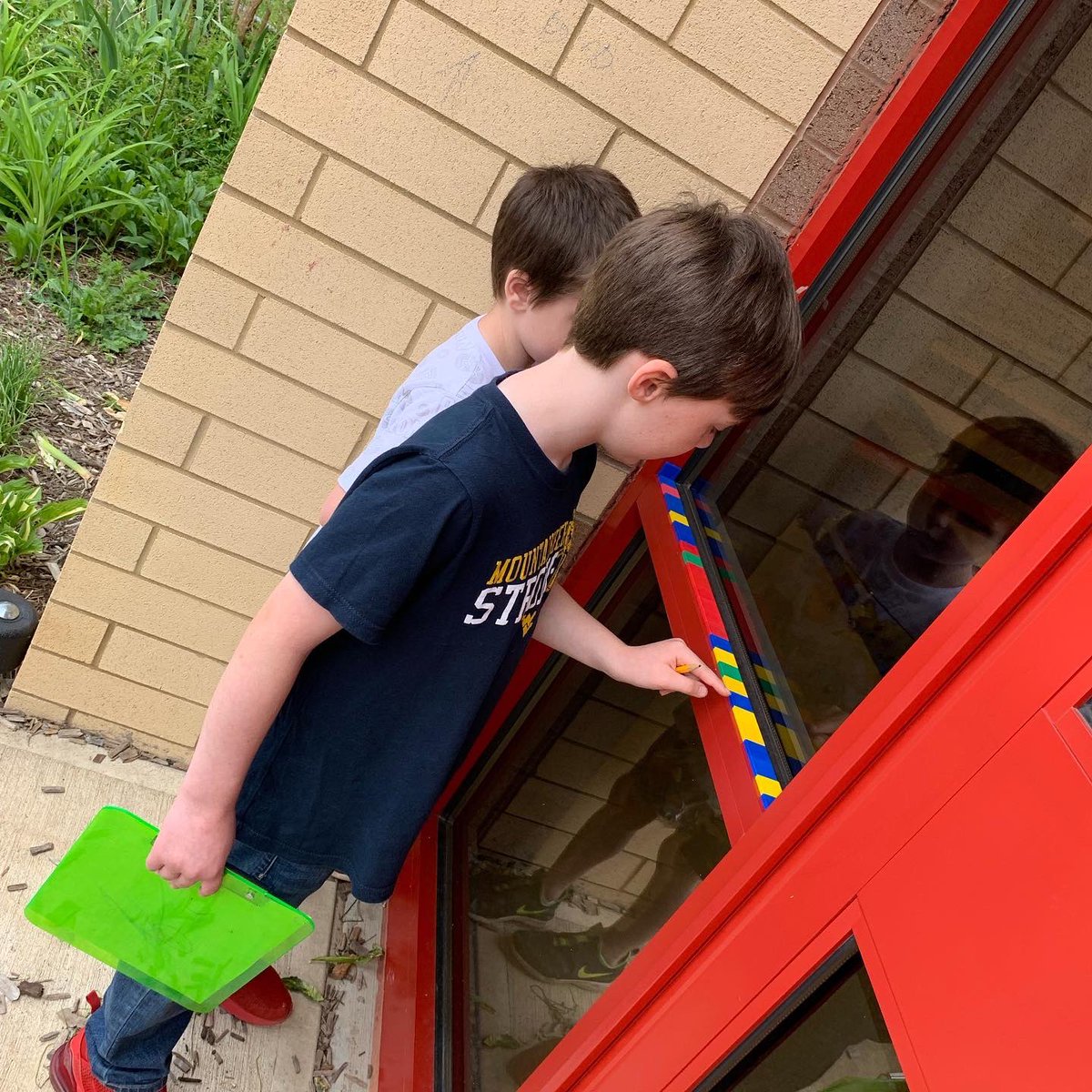 MylanPatriots's tweet image. 📏 Mrs. Mallow’s 1st Graders took their math outside today to investigate and measure with non-standard units of measure! #mylanpatriots #math4lifewv @MCSDoesSumMath @Monongalia_Co @WVEducation @MonongaliaElem