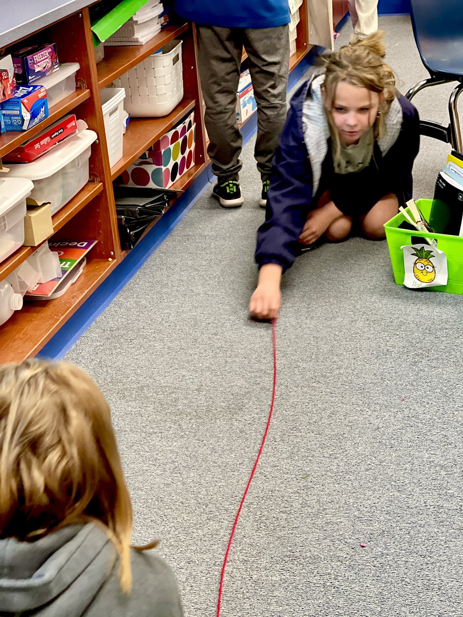 MendyGehrt's tweet photo. Today’s science experiment was mimicking high and low sound waves as they would look on an oscilloscope. #SGES323 https://t.co/cNrBdarS8B