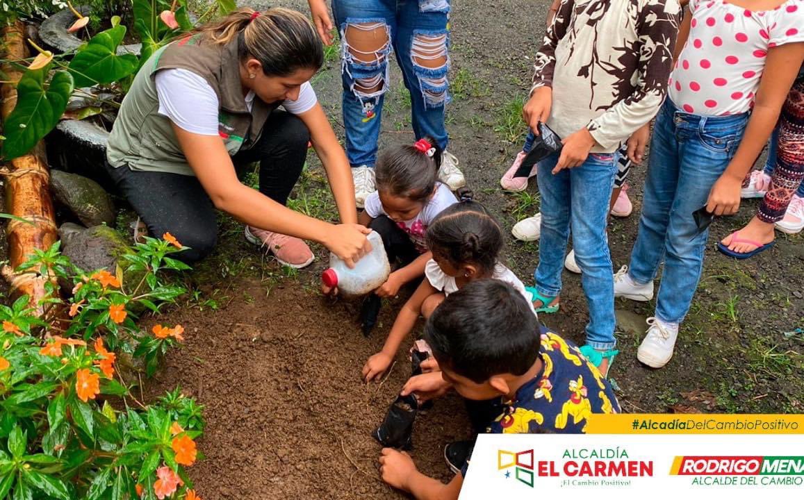 RodrigoMenaR's tweet photo. Los Defensores del Medio Ambiente día a día desarrollan actividades en beneficio del planeta. Han  sembrado hortalizas y vegetales como: tomate, pimiento, pepino, zanahoria y cebolla. Además, han aprendido a germinar semillas, técnicas para la creación de huertos familiares. https://t.co/wz48fKvf8a
