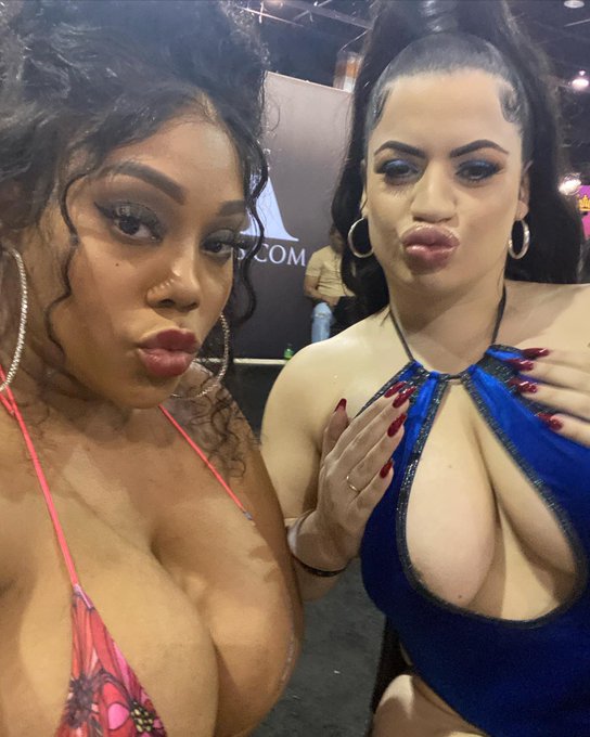 Exxxotica Chicago weekend with Stars https://t.co/6q72ho1PxU