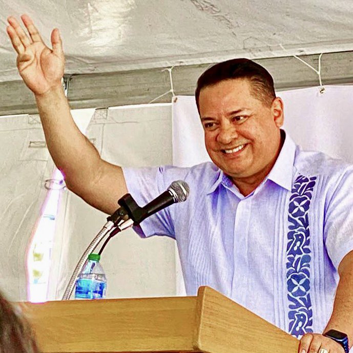 authorinnovate's tweet photo. That moment when @CPLCdotORG board chair @moyaphx declares it’s a grand opening &amp; event to celebrate in Las Vegas. Thank you, Mr. Chairman. #SmilesEveryone https://t.co/nqWEIAXGR2