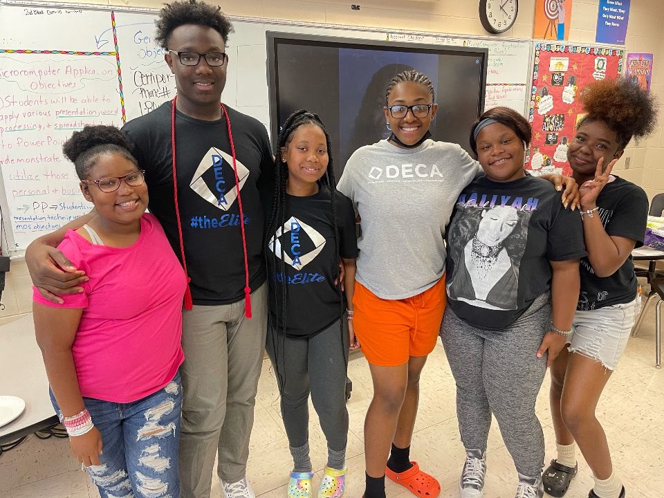 DecaFairfield's tweet photo. Current officers (minus Jaylen) bringing in our new officers. Congratulations again to Angel Wallace (President) Terri Flowers( Vice-President)Ta’Laya Grant (Secretary) and Ayia Tolbert(Historian) https://t.co/RrD6DddJlI