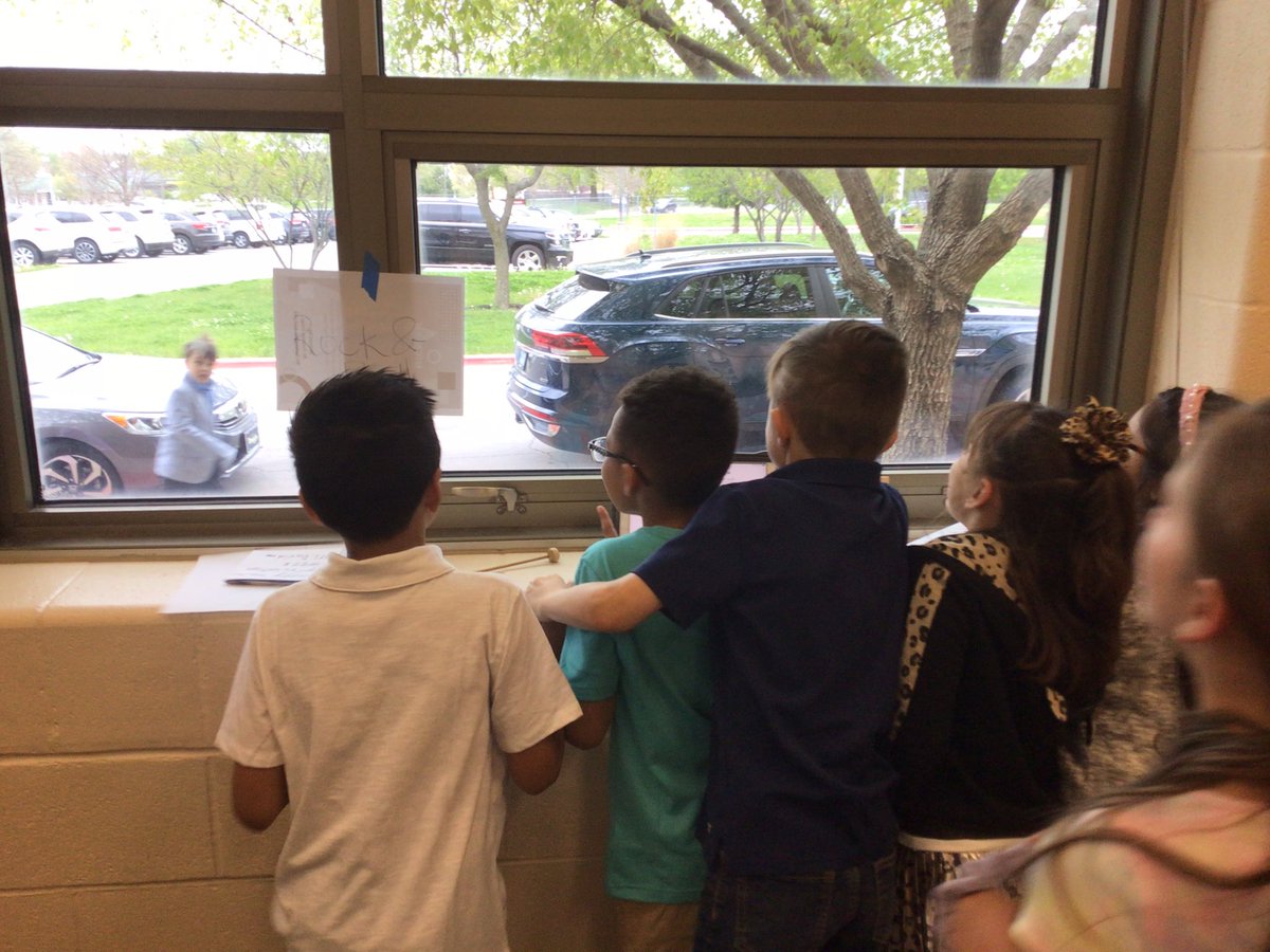 missdavidson512's tweet photo. Waiting to see their classmates arrive. They👏were👏so👏excited! https://t.co/slVS01KLp4