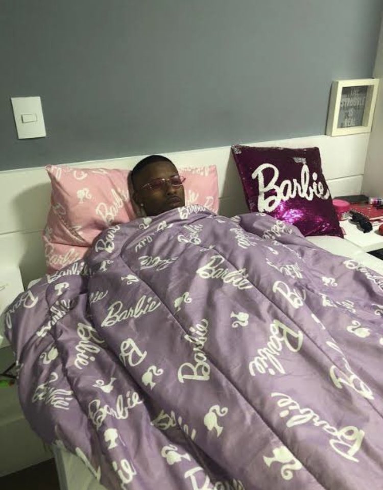 Liviag3103's tweet photo. dia 16 tem barbie escola de princesas na netflix eu ja to assim https://t.co/uDTfLRZZtj