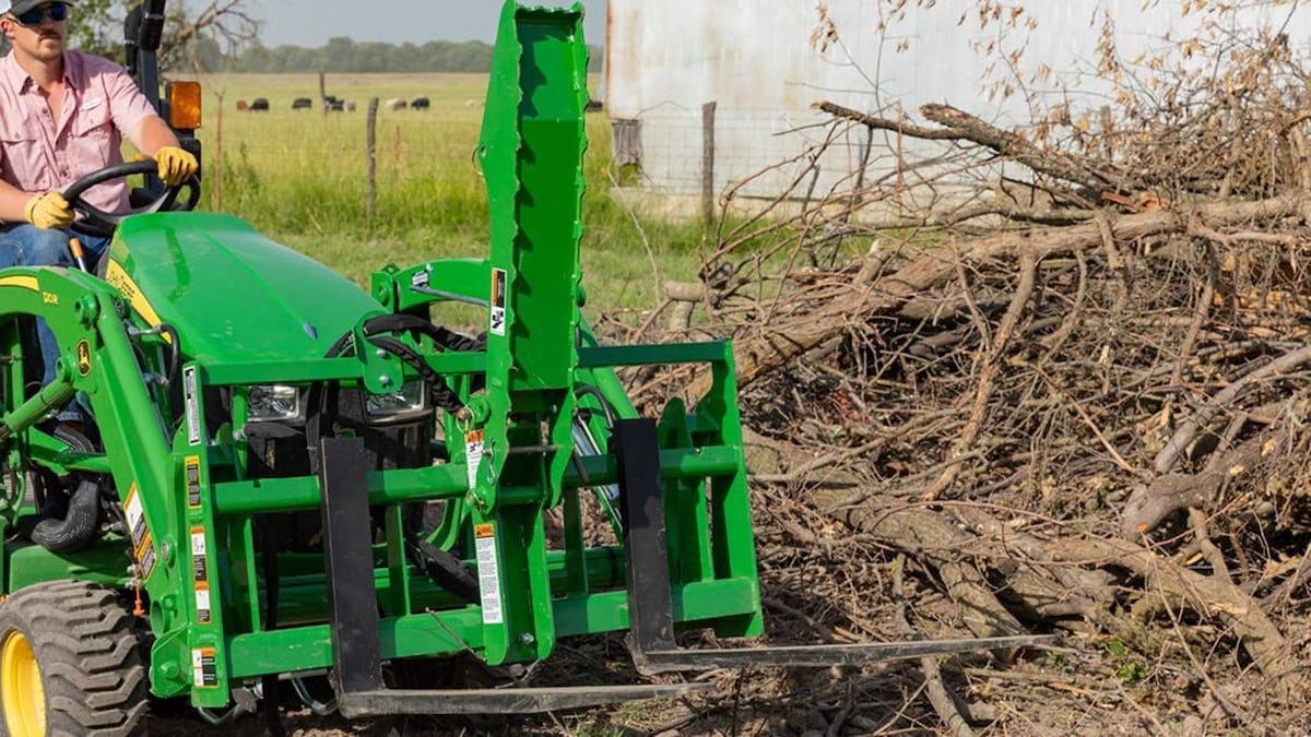 machinefinder's tweet photo. See how you can use a pallet fork grapple to clean up materials around your property:
https://t.co/tFA23d9zgW #JohnDeere #UtilityTractor #Residential #Ag https://t.co/nhWnjw0ChD