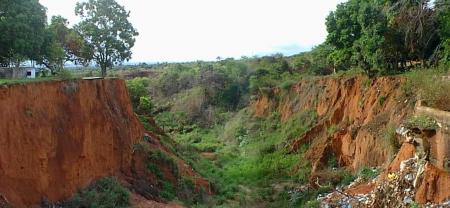 Fritz_A_Sanchez's tweet photo. #CrisisHumanitariaCompleja #MinasUrbanas #edoBolivar #DeterioroAmbiental
Chatarreros están #minando cárcavas o farallones de #CdBolivar en búsqueda de cualquier objeto metálico, en los sectores de Nueva Guayana, Brisas del Sur, Brisas del Este y áreas cercanas.
📷Referencial https://t.co/AHJA3TZZCq