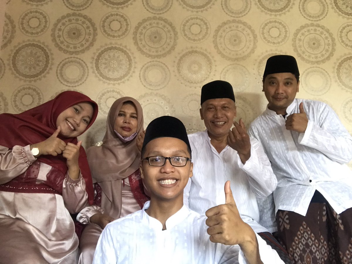 royfazaa's tweet photo. Happy Ied Fitr 1443 H https://t.co/GzW0iZ4aJK