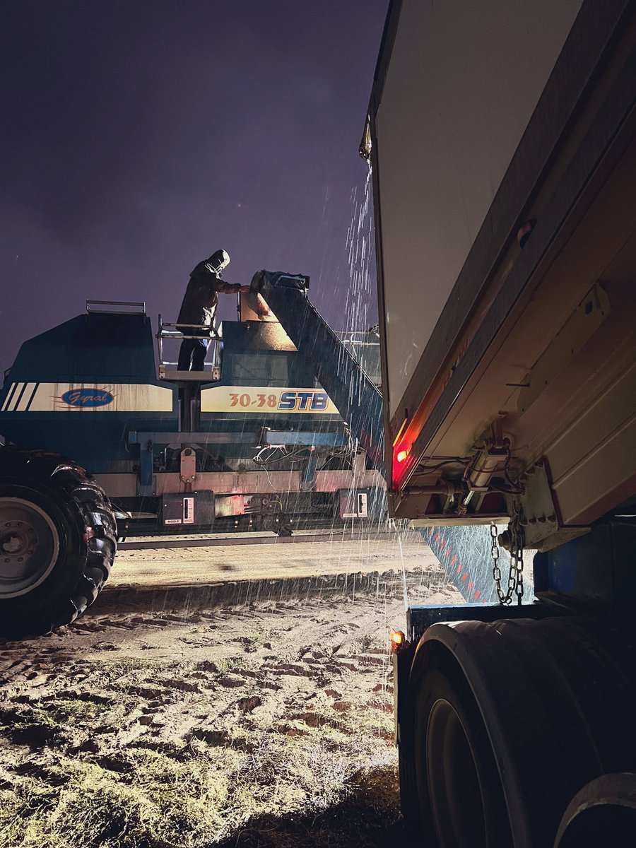 moroney_luke's tweet photo. #moist early morning fill ups are never anything to complain about. #notmyphoto #imgettingwet https://t.co/RLRxY6L3n2