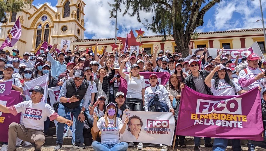 kroarbelaez's tweet photo. Hoy acompañamos a @FicoGutierrez por el recorrido en SUBA. Mi compromiso es con Colombia.🇨🇴🇨🇴 https://t.co/nNFmA9EN0m