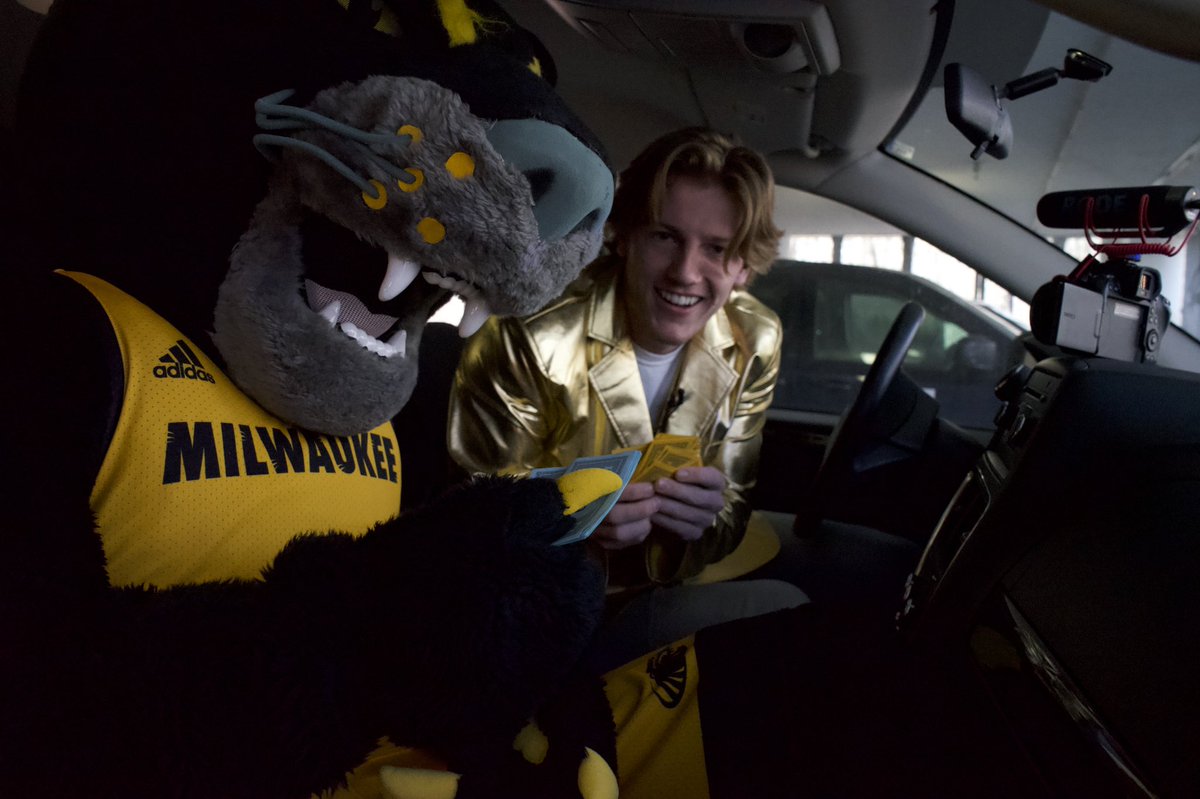 MKEPanthers's tweet photo. 𝙂𝙊𝙇𝘿𝙀𝙉 𝙋𝘼𝙉𝙏𝙃𝙀𝙍 𝘼𝙒𝘼𝙍𝘿𝙎!

Tomorrow! Doors open at 7 p.m.

#UnitedWeRoar https://t.co/GrRlKMypKE