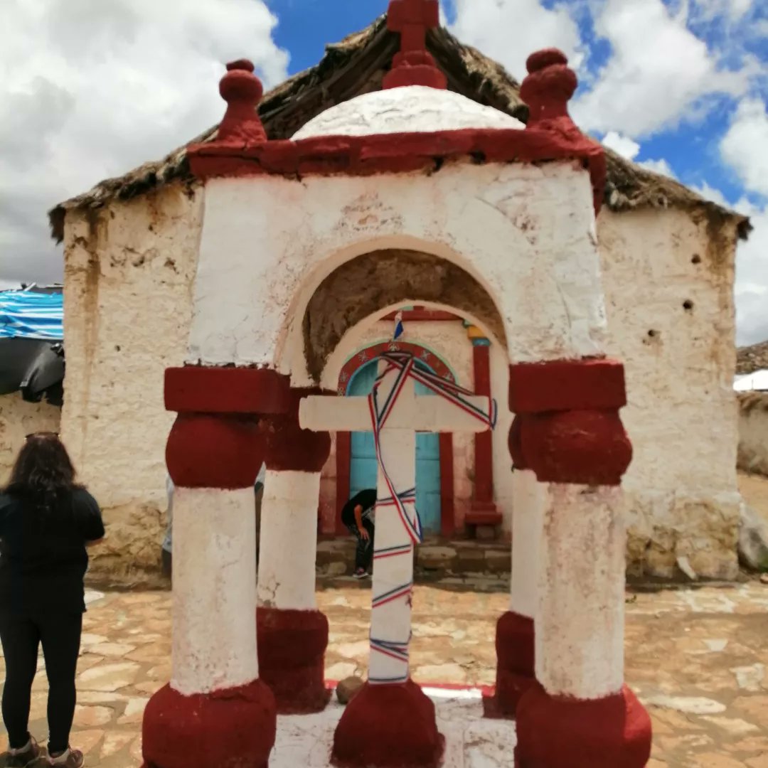 mochilean2's tweet photo. Iglesia de Parinacota y su campanario. Dice la leyenda de esta zona, que por la forma falica, del campanario, en el no puede ingresar una mujer, pues quedará  viuda o nunca se casará. Por esto la Iglesia está separada del campanario, ella simboliza lo femenino y el lo masculino. https://t.co/iGtOyfndNk