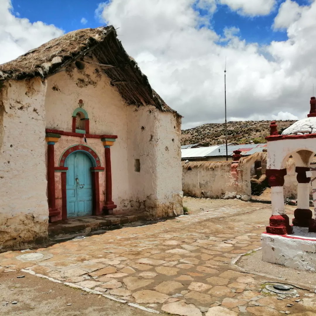 mochilean2's tweet photo. Iglesia de Parinacota y su campanario. Dice la leyenda de esta zona, que por la forma falica, del campanario, en el no puede ingresar una mujer, pues quedará  viuda o nunca se casará. Por esto la Iglesia está separada del campanario, ella simboliza lo femenino y el lo masculino. https://t.co/iGtOyfndNk