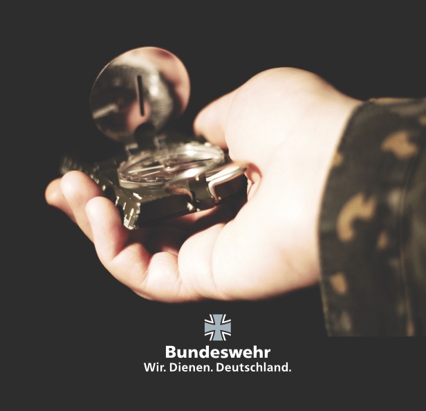 Wenn es Defizite in der Menschenführung gibt, dann keineswegs deshalb, weil es an den erforderlichen Vorschriften fehlt. Im Gegenteil; es gibt eine Vielzahl von Anleitungen zum Führungsverhalten, die in Leitsätzen, Hilfen für die InFü, Ausbildungsunterlagen u. a. enthalten sind.