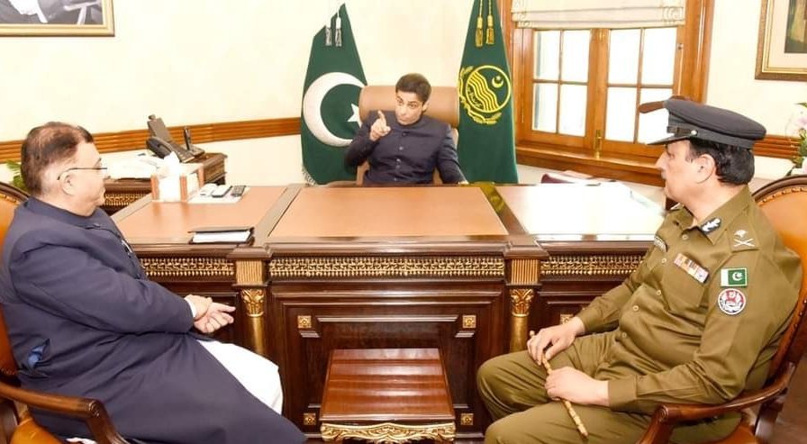 MajorZarraar's tweet photo. @OfficialDGISPR This is actual worth of educated &amp; CSS passed Baboos in front of Crown Prince of Kingdom of Raiwind. Yes this is exactly according to your constitution. #امپورٹڈ_حکومت_نامنظور https://t.co/GhFD093rqd