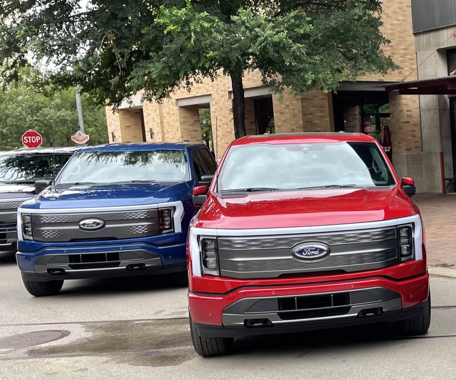 XCristianMoreno's tweet photo. Hay excepciones, por ejemplo esa pick up roja de Ford sí circularía, porque le darían holograma #EXENTO por ser 100% eléctrica. https://t.co/sMV3KNNFbb