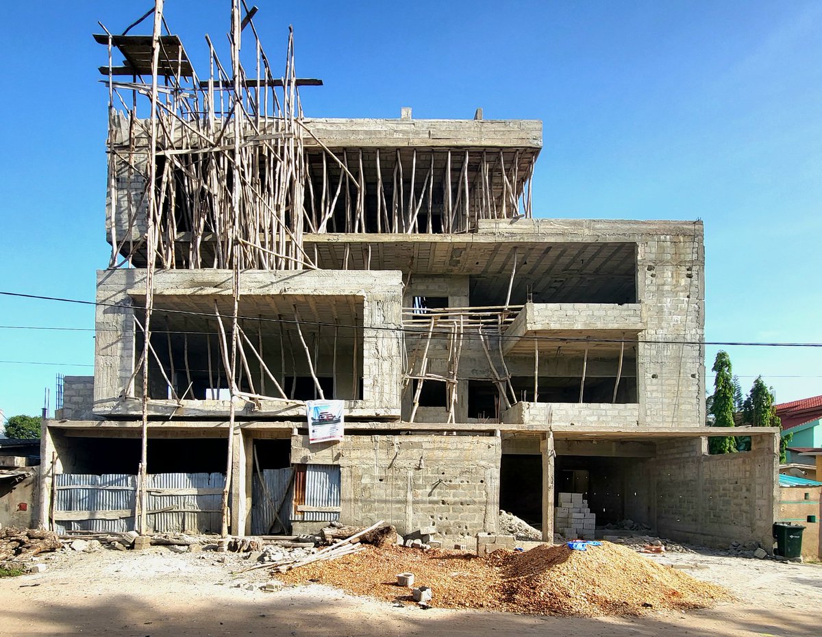 GArchiconsult's tweet photo. Au détour d'une visite de chantier.... on remarque toujours la transformation. 
https://t.co/F5oK54PHMR
Villa de type R+3 avec vue sur mer à #Cotonou, #Bénin. 
© GA - Mai 2022
#GlobalArchiconsult #AfricanArchitecture #RomarickATOKE #RADesign #Cotonou #Benin #AchitectureEpuree https://t.co/XvfOqzicv9