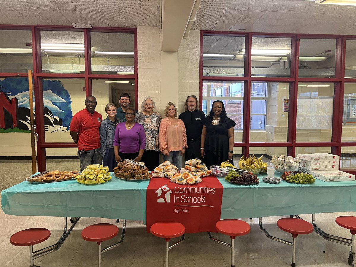 mrDcantey's tweet photo. Day 1 and Day 2 of Teacher Appreciation week.  We love our staff.  Pencil case wireless charger, book, breakfast and lunch. @SWSavage @Welborn_Academy #Welbornstrong https://t.co/BbqB1BHMpB