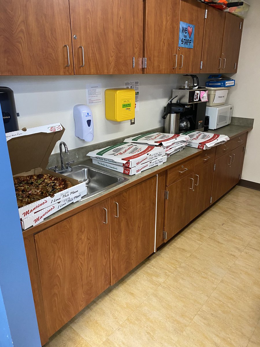 Denise_Short3's tweet photo. Happy Teacher Appreciation Week!! Treat cart delivered door to door and pizza for lunch 💕 #PSCpantherpride https://t.co/eMAq3QGmoi