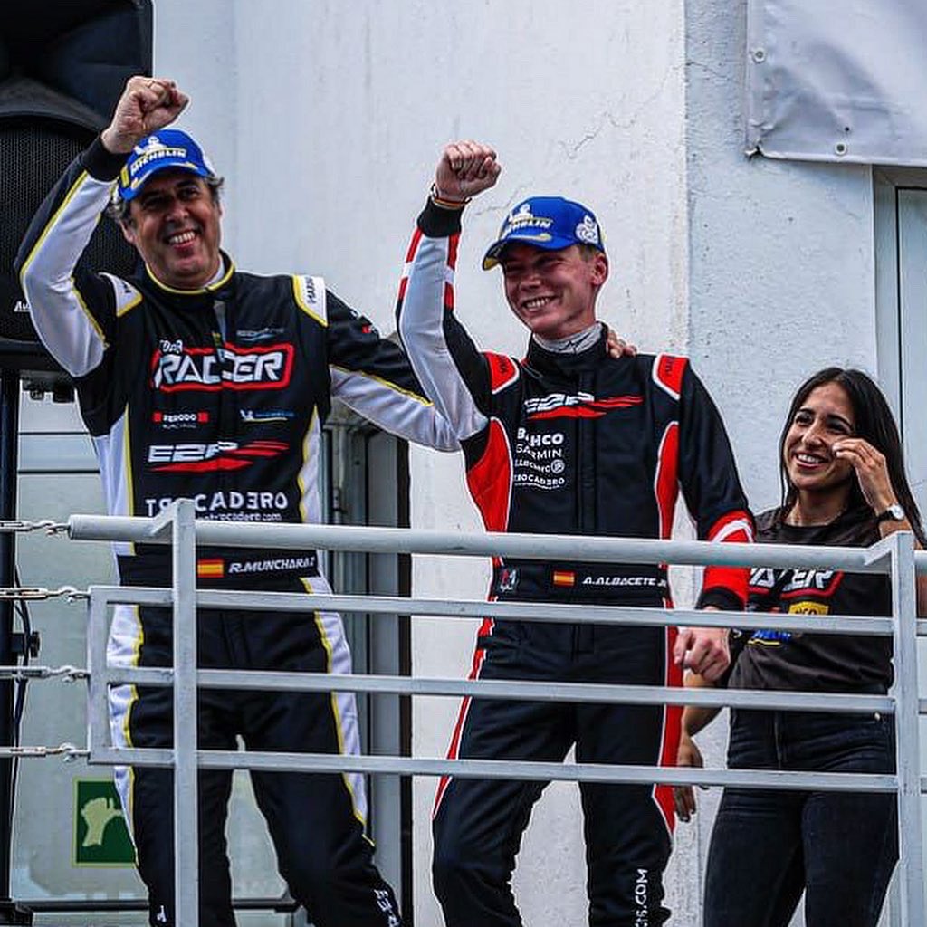 ¡Victoria en Estoril en la @copa_racer ! 🏆🏁

Estos resultados nos colocan líderes de la clasificación con 15 puntos de ventaja.

¡Muchas gracias a todo el equipo de <a href="/E2Pevents/">E2P Group</a> sin ellos no sería posible! 🤩

¡Siguiente parada Valencia, Cheste 17 de junio! 💪🏼🔥