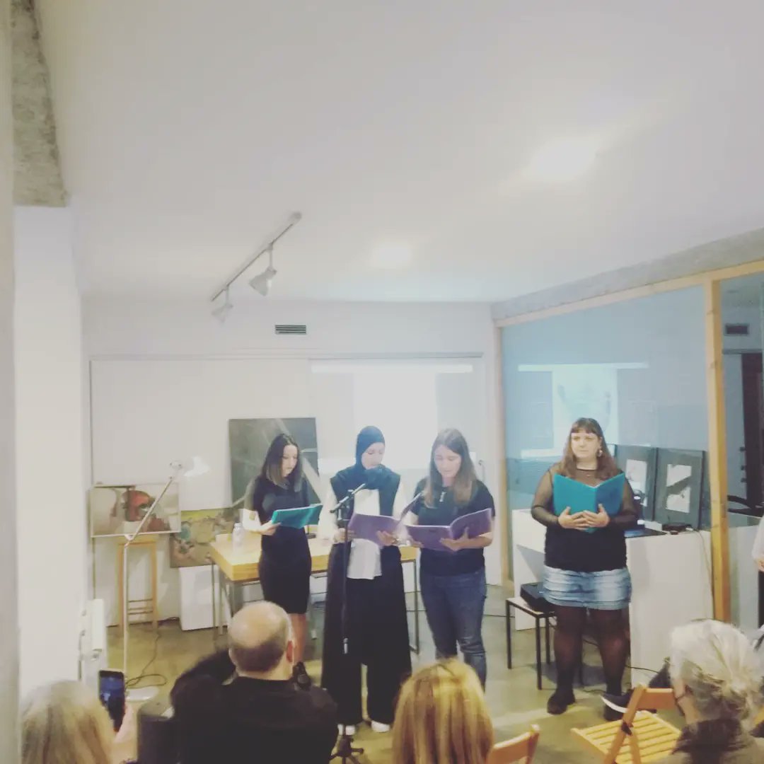 Alumnes i profes del Taller de poesia de GES vam crear un espectacle de poesia, música i art en la jornada Felícia Fuster, dijous passat a la fundació en nom de l'artista i poeta catalana.
Experiència apoderadora, engrescadora que ens va brindar un dia pel record. Quin orgull!